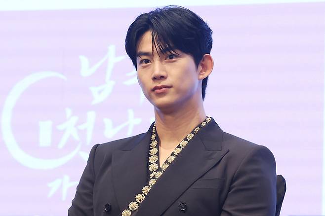 배우 옥택연이 지난 6월 서울 구로구 더세인트웨딩에서 열린 KBS 2TV 새 수목드라마 <남주의 첫날밤을 가져버렸다> 제작발표회에서 질문을 듣고 있다. 연합뉴스