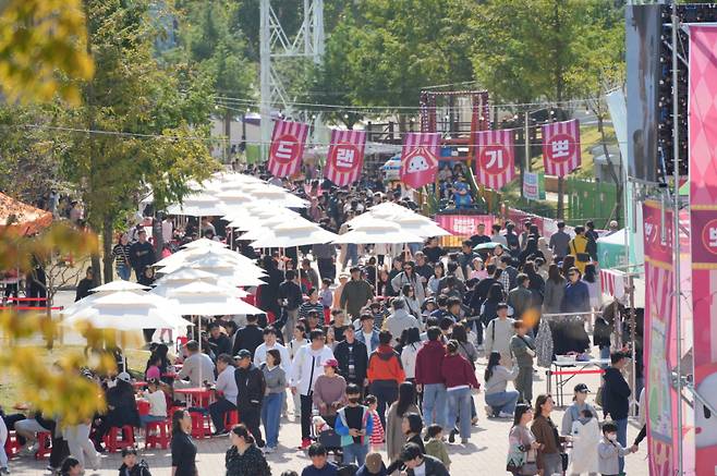 지난 24일부터 26일까지 3일간 대구iM뱅크파크 일대에서 개최한 제3회 떡볶이 페스티벌 모습. 북구청 제공