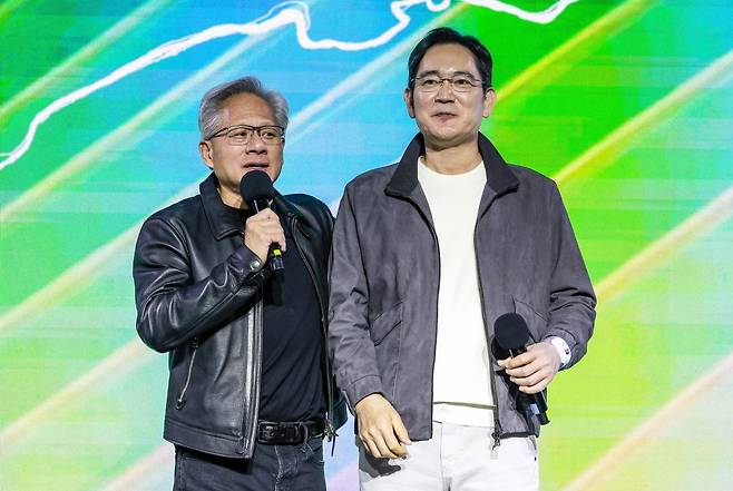젠슨 황 엔비디아 최고경영자(CEO)와 이재용 삼성전자 회장이 지난 30일 서울 강남구 코엑스에서 열린 엔비디아 지포스 게이머 페스티벌에서 어깨동무를 하고 있다. 뉴시스
