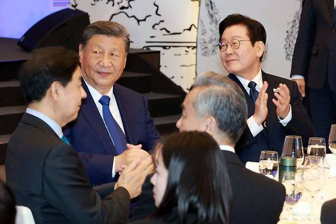 이재명 대통령과 시진핑 중국 국가주석이 1일 경북 경주 소노캄에서 열린 국빈만찬에서 박수를 치고 있다. 연합뉴스