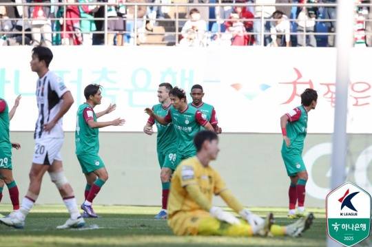 동료들의 축하를 받는 대전 마사. 사진[연합뉴스]