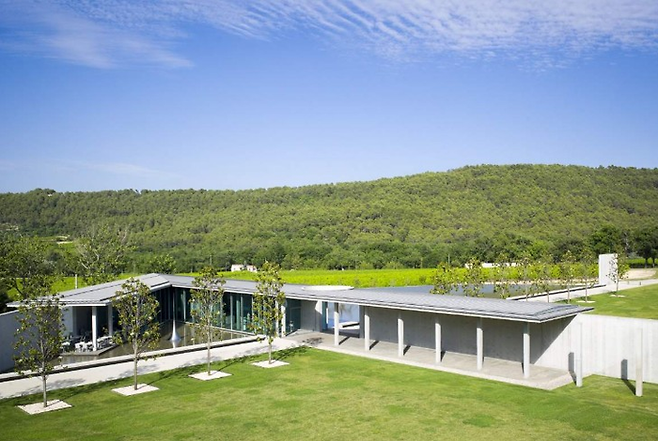 샤토 라 코스트 입구에 있는 안도 타다오 아트센터. ©Château La Coste