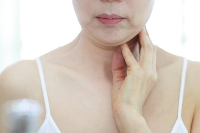 성장기 턱을 괴는 습관이나 한쪽으로만 눕는 자세는  턱 비대칭을 유발할 수 있어 주의가 필요하다. (바노바기성형외과 제공)