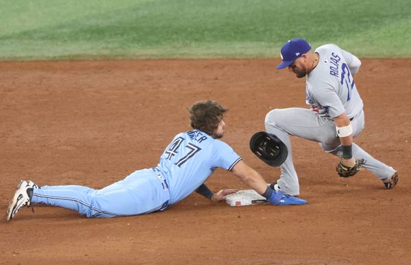 미겔 로하스가 9회말 좌익수 키케 에르난데스의 송구를 잡아 주자를 아웃시키고 있다. 사진= UPI= 연합뉴스 제공