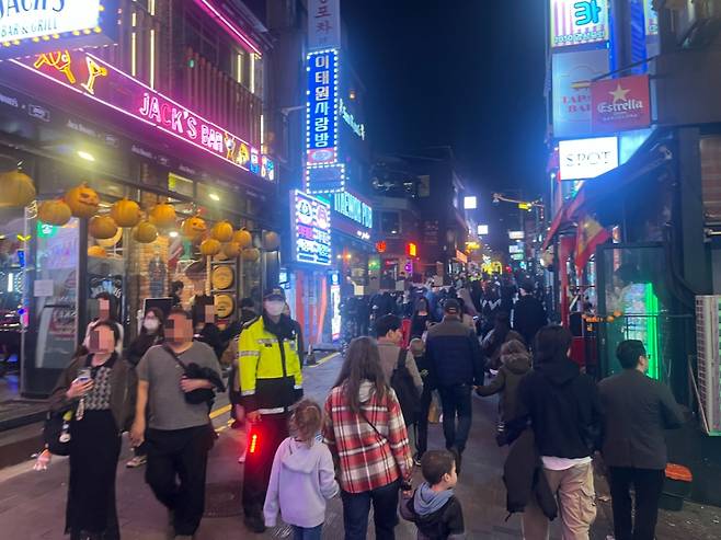 31일 오후 서울 용산구 이태원동 세계 음식문화 거리에 경찰이 중앙분리대를 설치하고 시민들의 우측 통행을 유도하는 중이다. /사진=이정우 기자.