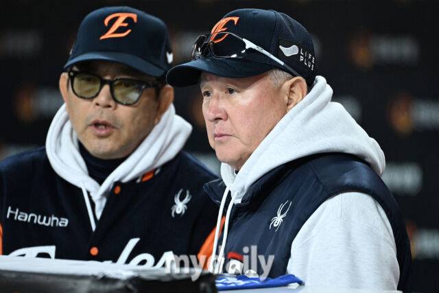 31일 대전 한화생명 볼파크 야구장에서 열린 '2025 신한 SOL 뱅크 KBO 한국시리즈 5차전' LG 트윈스와 한화 이글스 경기. 한화 김경문 감독이 경기를 지켜보고 있다./대전=한혁승 기자 hanfoto@mydaily.co.kr, 대전=곽경훈 기자 kphoto@mydaily.co.kr