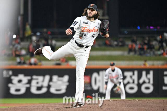 29일 대전 한화생명 볼파크 야구장에서 열린 '2025 신한 SOL 뱅크 KBO 한국시리즈 3차전' LG 트윈스와 한화 이글스 경기. 한화 선발 폰세가 힘차게 투구하고 있다./마이데일리