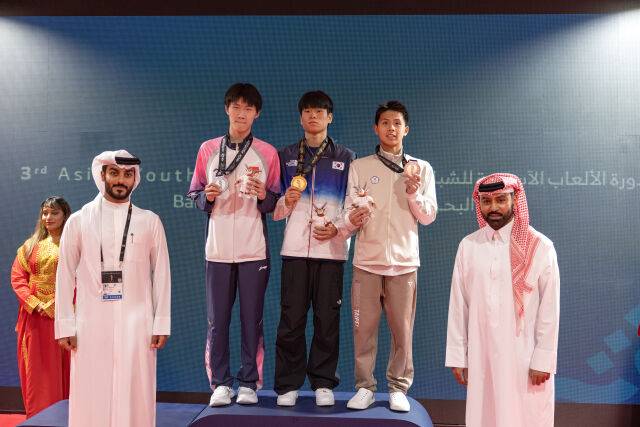 수영 종목의 고승우(가운데)가 금메달을 따낸 후 세리머니하고 있다. /대한체육회 제공