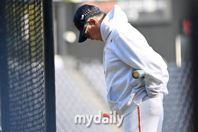 31일 대전 한화생명 볼파크 야구장에서 열린 '2025 신한 SOL 뱅크 KBO 한국시리즈 5차전' LG 트윈스와 한화 이글스 경기. 한화 김경문 감독이 경기 전 훈련을 지켜보며 싱각에 빠져있다./대전=한혁승 기자 hanfoto@mydaily.co.kr, 대전=곽경훈 기자 kphoto@mydaily.co.kr