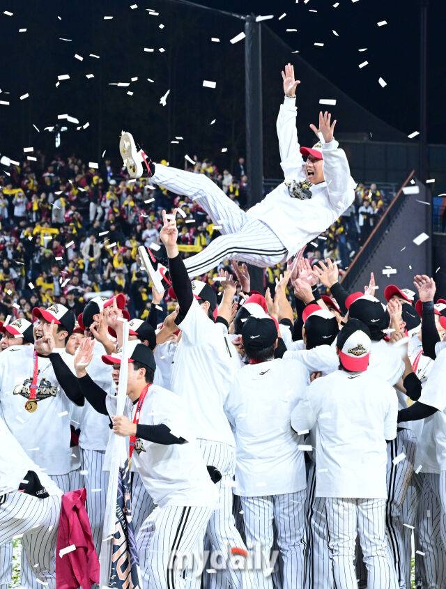 31일 오후 대전 한화생명 볼파크에서 진행된 '2025 신한 SOL Bank KBO 한국시리즈 5차전' LG트윈스-한화 이글스와의 경기. LG가 4-1로 승리해 통합 우승을 차지했다. LG 염경엽 감독이 선수들에게 헹가래를 받고 있다./대전=한혁승 기자 hanfoto@mydaily.co.kr, 대전=곽경훈 기자 kphoto@mydaily.co.kr