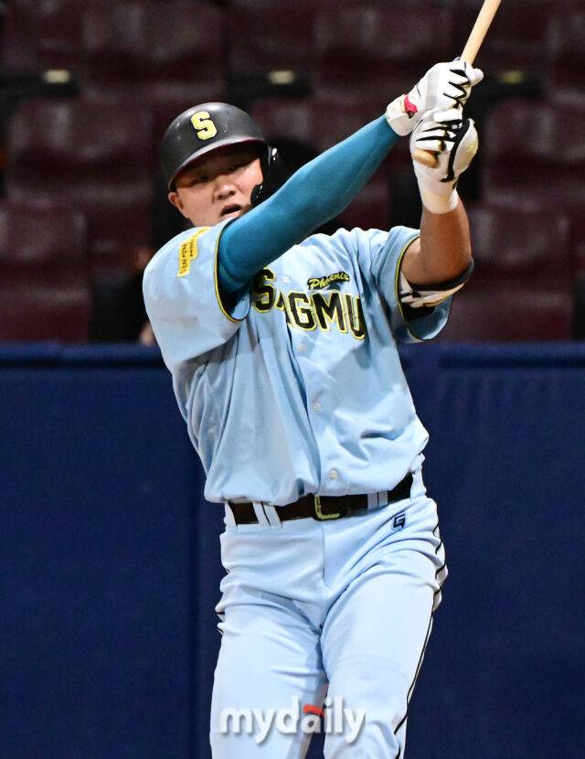 상무 이재원이 6일 오후 서울 고척스카이돔에서 진행된 대한민국 야구대표팀과의 연습 경기에서 타격을 하고 있다./마이데일리