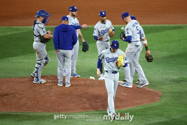 월드시리즈 6차전에서 9회 이닝을 매듭짓지 못하고 강판되고 있는 LA 다저스 사사키 로키./게티이미지코리아