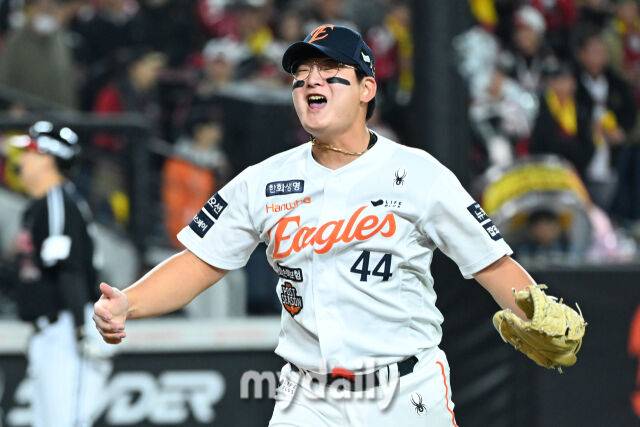 30일 대전 한화생명 볼파크 야구장에서 열린 '2025 신한 SOL 뱅크 KBO 한국시리즈 4차전' LG 트윈스와 한화 이글스 경기. 한화 김서현이 8회초 2사 1-2루에 LG 오스틴을 뜬공으로 처리 후 포효하고 있다./마이데일리