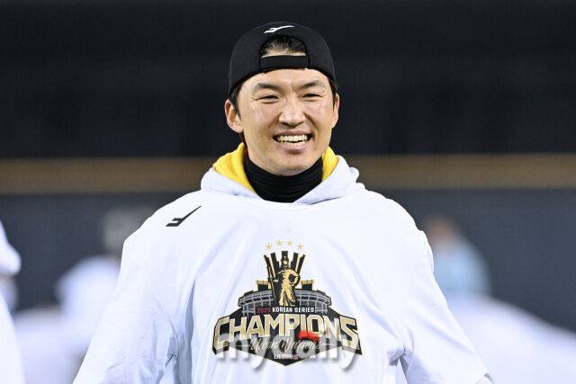 1일 서울 잠실야구장에서 열린 프로야구 LG 트윈스의 2025 한국시리즈 우승 세리머니 팬 감사 행사 '더 리턴 오브 챔피언스'(The Return of Champions)'.주장 박해민이 미소를 짓고 있다./잠실=한혁승 기자