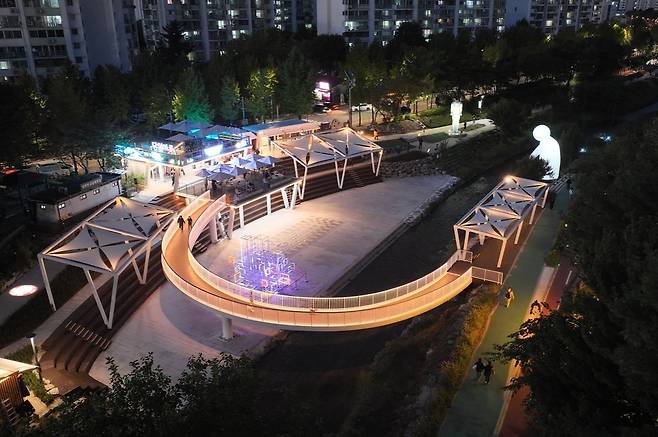 노원구 당현천에 생긴 당현마루 야간 모습. [서울시 제공]