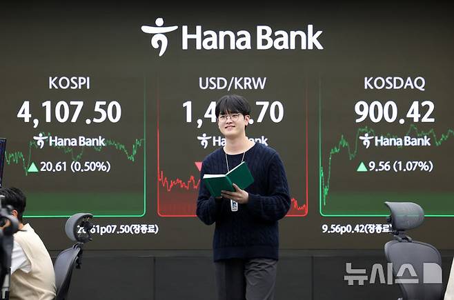 [서울=뉴시스] 이영환 기자 = 코스피가 전 거래일(4086.89)보다 20.61포인트(0.50%) 오른 4107.50에 마감한 31일 오후 서울 중구 하나은행 딜링룸 전광판에 지수가 표시되어 있다.코스닥 지수는 전 거래일(890.86)보다 9.56포인트(1.07%) 상승한 900.42, 서울 외환시장에서 원·달러 환율은 전 거래일 주간거래 종가(1426.5원)보다 2.1원 내린 1424.4원에 주간 거래를 마무리했다. 2025.10.31. 20hwan@newsis.com