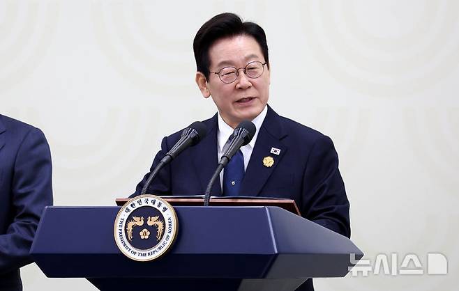 [경주=뉴시스] 이무열 기자 = 이재명 대통령이 1일 경북 경주화백컨벤션센터(HICO) 내 마련된 APEC(아시아태평양경제협력체) 정상회의 국제미디어센터(IMC)에서 기자회견을 하고 있다. 2025.11.01. lmy@newsis.com