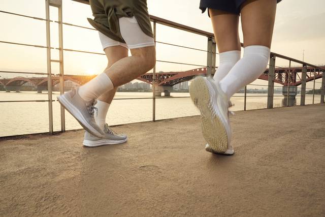 옆 사람과 대화할 수 있는 속도로 천천히 달리는 슬로우러닝이 인기를 끌고 있다. 사진은 기사의 특정 사실과 관련 없음. 클립아트코리아