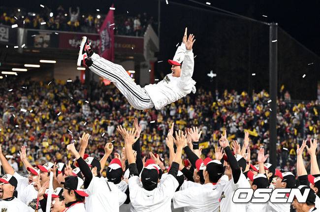 [OSEN=대전, 이대선 기자] 이변은 없었다. 2025시즌 우승팀은 무적 LG 트윈스다.&nbsp;프로야구 LG 트윈스는 31일 대전 한화생명볼파크에서 열린 2025 신한 SOL뱅크 KBO 한국시리즈(7전 4선승제) 한화 이글스와의 5차전에서 4-1로 승리했다.정규시즌 1위 LG는 시리즈 전적 4승 1패로 통합우승 금자탑을 쌓았다. LG의 통합우승은 1990년, 1994년, 2023년에 이은 통산 4번째로, 염경엽 감독은 2023년 부임 후 3년 사이 팀을 두 차례나 정상에&nbsp;올려놓는 위대한 업적을 달성했다. 2023년 1위, 2024년 3위, 2025년 1위로 KBO리그에 트윈스 왕조 시대를 활짝 열었다.&nbsp;반면 2위 한화는 플레이오프를 거쳐 2006년 이후 19년 만에 한국시리즈 무대를 밟았지만, LG의 벽을 넘지 못하며 1999년 이후 26년 만에 통산 두 번째 우승이 무산됐다.&nbsp;LG 염경엽 감독이 선수들에게 헹가래를 받고 있다. 2025.10.31 /sunday@osen.co.kr