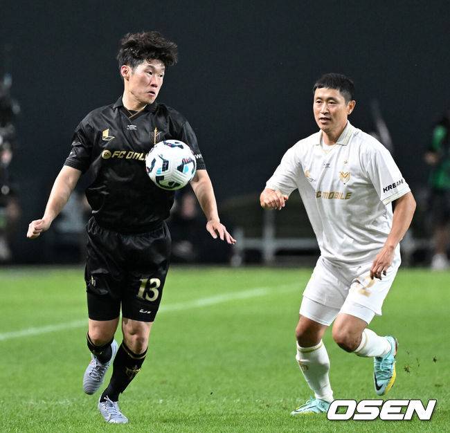 [OSEN=서울월드컵경기장, 이대선 기자] 14일 오후 서울월드컵경기장에서 '2025 아이콘매치: 창의 귀환, 반격의 시작’ 경기가 열렸다.2025 아이콘매치는 넥슨 축구 게임 ‘FC 온라인’과 ‘FC 모바일’의 전설적 은퇴 선수들이 한국 경기장에서 펼치는 특별 경기다. 올해는 베일, 제라드, 카시야스가 새롭게 합류하고 아르센 벵거와 라파엘 베니테스 감독이 지략 대결을 펼친다.후반 스피어 박지성과 실드 이영표가 볼다툼을 하고 있다. 2025.09.14 /sunday@osen.co.kr