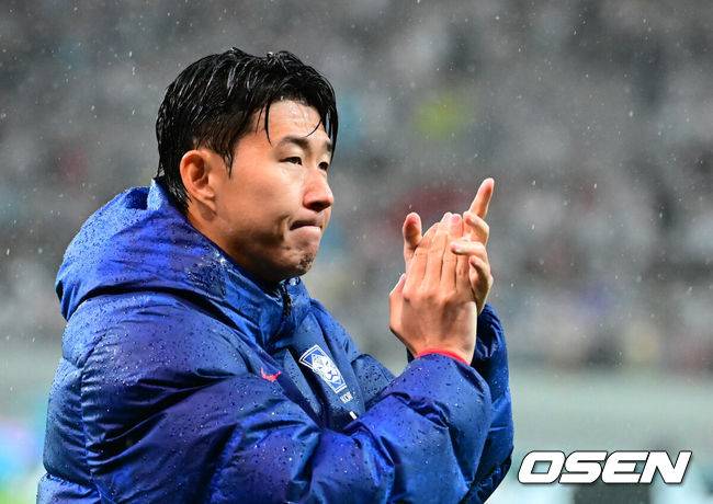 [OSEN=서울월드컵경기장, 지형준 기자] 세계의 벽은 높았다. 결과는 0-5 대패였다.홍명보&nbsp;감독이 이끄는 대한민국 남자 축구 국가대표팀은 10일 서울월드컵경기장에서 '세계 최강' 브라질을&nbsp;상대로 A매치&nbsp;평가전을 치러&nbsp;이스테방(첼시)과 호드리구(레알 마드리드)에게 나란히 2골을 허용하면서 0-5로 대패했다.경기를 마치고 한국 손흥민이 팬들에게 인사를 하고 있다. 2025.10.10 /jpnews@osen.co.kr