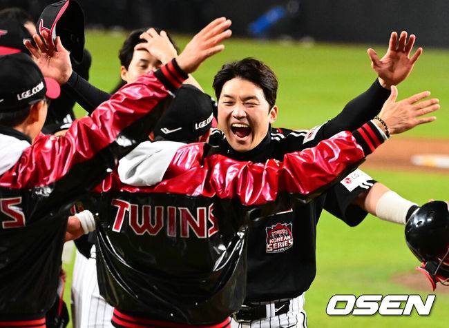 [OSEN=대전, 지형준 기자] 이변은 없었다. 2025시즌 우승팀은 무적 LG 트윈스다.&nbsp;프로야구 LG 트윈스는 31일 대전 한화생명볼파크에서 열린 2025 신한 SOL뱅크 KBO 한국시리즈(7전 4선승제) 한화 이글스와의 5차전에서 4-1로 승리했다.정규시즌 1위 LG는 시리즈 전적 4승 1패로 통합우승 금자탑을 쌓았다. LG의 통합우승은 1990년, 1994년, 2023년에 이은 통산 4번째로, 염경엽 감독은 2023년 부임 후 3년 사이 팀을 두 차례나 정상에&nbsp;올려놓는 위대한 업적을 달성했다. 2023년 1위, 2024년 3위, 2025년 1위로 KBO리그에 트윈스 왕조 시대를 활짝 열었다.&nbsp;반면 2위 한화는 플레이오프를 거쳐 2006년 이후 19년 만에 한국시리즈 무대를 밟았지만, LG의 벽을 넘지 못하며 1999년 이후 26년 만에 통산 두 번째 우승이 무산됐다.&nbsp;LG 박해민이 염경엽 감독과 우승을 기뻐하고 있다. 2025.10.31 /jpnews@osen.co.kr