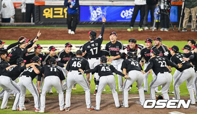 [OSEN=대전, 박준형 기자]  이변은 없었다. 2025시즌 우승팀은 무적 LG 트윈스다. 프로야구 LG 트윈스는 31일 대전 한화생명볼파크에서 열린 2025 신한 SOL뱅크 KBO 한국시리즈(7전 4선승제) 한화 이글스와의 5차전에서 4-1로 승리했다.통합우승 후 LG 선수들이 기쁨을 나누고 있다. 2025.10.31 / soul1014@osen.co.kr