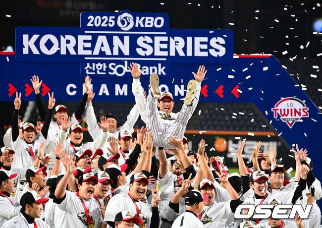[OSEN=대전, 지형준 기자] 이변은 없었다. 2025시즌 우승팀은 무적 LG 트윈스다.&nbsp;프로야구 LG 트윈스는 31일 대전 한화생명볼파크에서 열린 2025 신한 SOL뱅크 KBO 한국시리즈(7전 4선승제) 한화 이글스와의 5차전에서 4-1로 승리했다.정규시즌 1위 LG는 시리즈 전적 4승 1패로 통합우승 금자탑을 쌓았다. LG의 통합우승은 1990년, 1994년, 2023년에 이은 통산 4번째로, 염경엽 감독은 2023년 부임 후 3년 사이 팀을 두 차례나 정상에&nbsp;올려놓는 위대한 업적을 달성했다. 2023년 1위, 2024년 3위, 2025년 1위로 KBO리그에 트윈스 왕조 시대를 활짝 열었다.&nbsp;반면 2위 한화는 플레이오프를 거쳐 2006년 이후 19년 만에 한국시리즈 무대를 밟았지만, LG의 벽을 넘지 못하며 1999년 이후 26년 만에 통산 두 번째 우승이 무산됐다.&nbsp;LG 염경엽 감독이 헹가래를 받으며 기뻐하고 있다. 2025.10.31 /jpnews@osen.co.kr