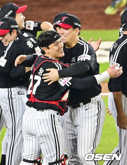 [OSEN=대전, 박준형 기자]  이변은 없었다. 2025시즌 우승팀은 무적 LG 트윈스다. 프로야구 LG 트윈스는 31일 대전 한화생명볼파크에서 열린 2025 신한 SOL뱅크 KBO 한국시리즈(7전 4선승제) 한화 이글스와의 5차전에서 4-1로 승리했다.통합우승 후 LG 박동원과 김현수가 포옹을 하고 있다. 2025.10.31 / soul1014@osen.co.kr