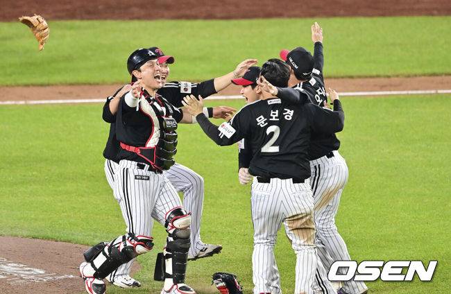 [OSEN=대전, 박준형 기자]  이변은 없었다. 2025시즌 우승팀은 무적 LG 트윈스다.&nbsp;프로야구 LG 트윈스는 31일 대전 한화생명볼파크에서 열린 2025 신한 SOL뱅크 KBO 한국시리즈(7전 4선승제) 한화 이글스와의 5차전에서 4-1로 승리했다.통합우승 후 LG 박동원과 유영찬, 오지환, 문보경, 구본혁이 환호하고 있다.  2025.10.31 / soul1014@osen.co.kr