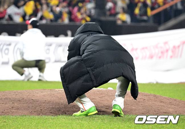 한 시즌 울고 웃었던 마운드 흙 쓸어 담은 폰세