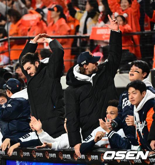 끝까지 동료들에게 기를 불어넣은 폰세 [사진=지형준 기자 /jpnews@osen.co.kr]