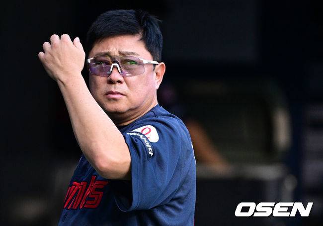 [OSEN=잠실, 최규한 기자] 20일 서울 잠실야구장에서 ‘2025 신한 SOL Bank KBO리그’ LG 트윈스와 롯데 자이언츠의 경기가 열렸다.홈팀 LG는 손주영, 방문팀 롯데는 나균안을 선발로 내세웠다.경기 시작을 앞두고 롯데 김태형 감독이 국기에 대한 경례를 마친 뒤 더그아웃으로 향하고 있다. 2025.08.20 / dreamer@osen.co.kr