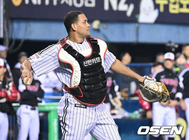 [OSEN=잠실, 최규한 기자] 2025 시즌 통합 우승을 거머쥔 LG 트윈스가 1일 오후 서울 잠실야구장에서 ‘한국시리즈 통합우승 IN 잠실' 행사를 가졌다.이날 행사에는 팬들을 위한 트로피 퍼포먼스, 선수단 그라운드 행진, 비하인드 스몰토크, 선수단 샴페인 샤워, 이벤트 매치 등 다양한 프로그램이 펼쳐졌다.팬들을 위한 이벤트 경기에서 LG 외국인 투수 치리노스가 포수로 나서 경기를 준비하고 있다. 2025.11.01 / dreamer@osen.co.kr