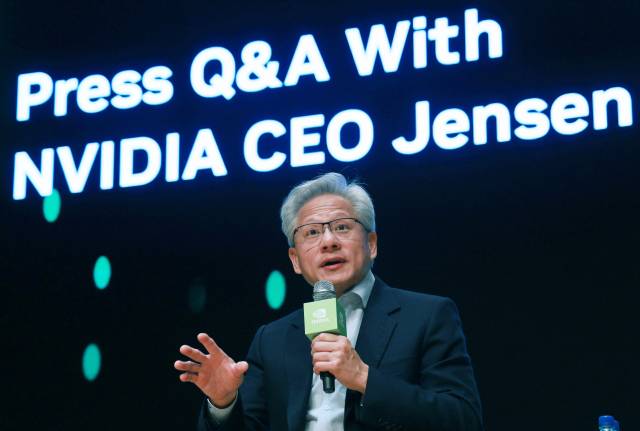 ▲젠슨 황 엔비디아 최고경영자가 10월 31일 경북 경주 예술의전당 원화홀에서 열린 2025년 아시아태평양경제협의체(APEC) 경주 엔비디아 기자간담회에서 취재진 질문에 답하고 있다. ⓒ연합뉴스