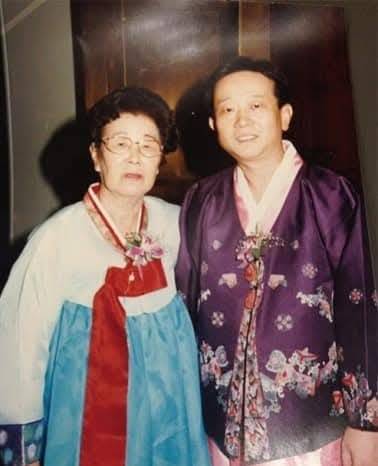 ▲ 젊은 시절 어머니와 함께. ⓒ푸르메재단