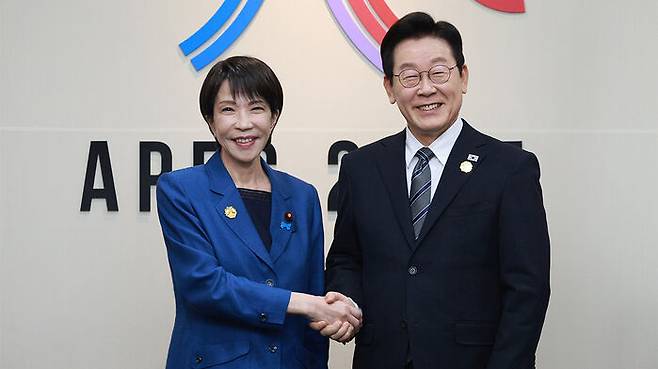 이재명 대통령과 다카이치 사나에 일본 총리가 지난달 30일 경북 경주 APEC 정상회의장에서 정상회담에 앞서 악수하고 있다. (사진=대통령실통신사진기자단, 연합뉴스)