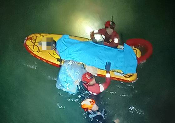 지난달 31일 오후 인천대교에서 투신한 20대 여성이 택시 기사의 신고로 소방 당국에 의해 구조되는 모습. 인천소방본부