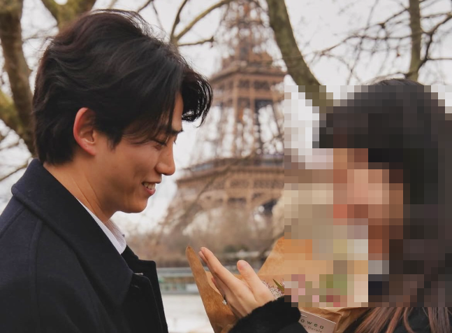 그룹 2PM 멤버 겸 배우 옥택연(왼쪽)이 1일 결혼을 발표했다. 사진은 올해 2월 온라인 커뮤니티를 중심으로 확산한 옥택연 사진. 프랑스 파리 에펠탑 앞에서 여자친구에게 프러포즈하는 듯한 모습이 담겼다.