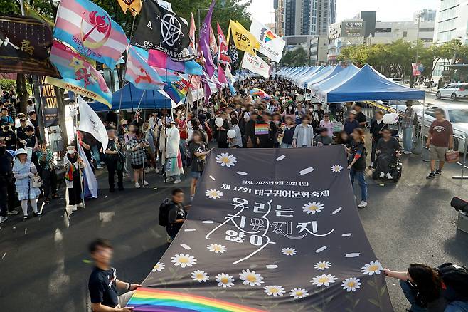 9월20일 제17회 대구퀴어문화축제에서 참가자들이 ‘우리는 지워지지 않아’라는 슬로건이 적힌 현수막을 들고 있다. ⓒ뉴스민 제공