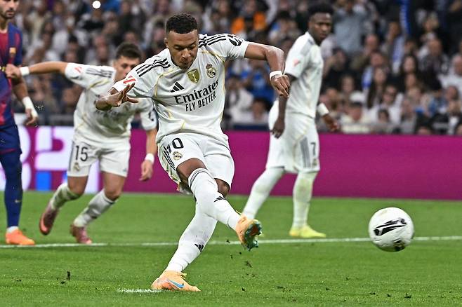 레알 마드리드의 공격수 킬리안 음바페가 지난 10월 27일 마드리드의 산티아고 베르나베우 경기장에서 열린 레알 마드리드 CF와 FC 바르셀로나의 맞대결에서 페널티 킥을 차고 있다. AFP연합뉴스