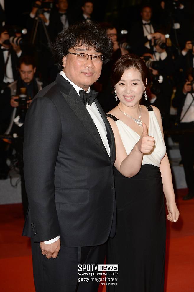 ▲ 2019년 제72회 칸국제영화제 \'기생충\' 공식 레드카펫에 오른 장혜진(오른쪽)과 봉준호 감독. ⓒ게티이미지