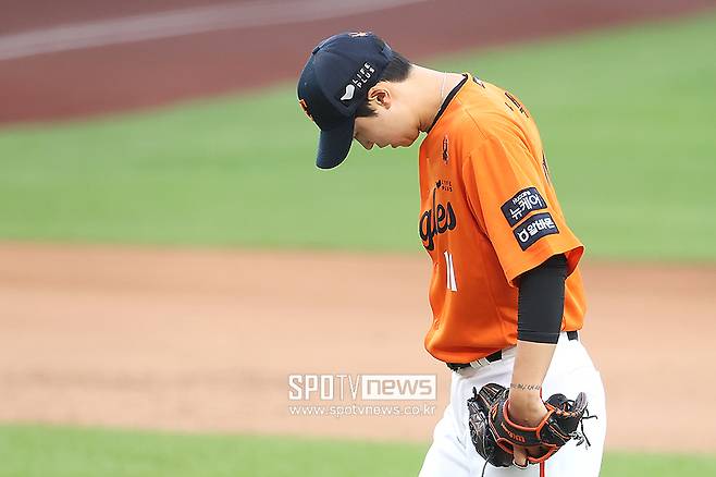 ▲ 선발 로테이션 자리를 잃은 것에 이어  한국시리즈 로스터에도 들지 못하며 허무하게 시즌을 마감한 엄상백 ⓒ곽혜미 기자