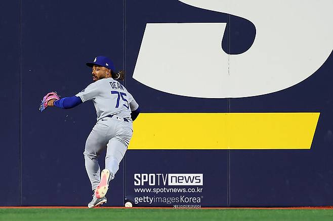 ▲ 저스틴 딘이 타구를 따라갈 때, 공이 로저스 센터 담장 패드에 꼈다.