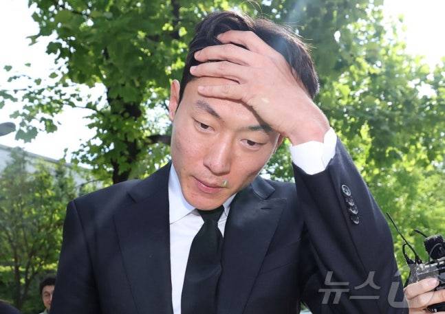 '불법 촬영' 혐의를 받는 축구선수 황의조(33·알라니아스포르)가 지난달 서울 서초구 서울중앙지방법원에서 열린 성폭력범죄의처벌등에관한특례법위반(카메라등이용촬영) 항소심 선고 공판에서 1심과 같은 징역 1년 집행유예 2년을 선고받은 후 법정을 나서고 있다. /사진=뉴스1