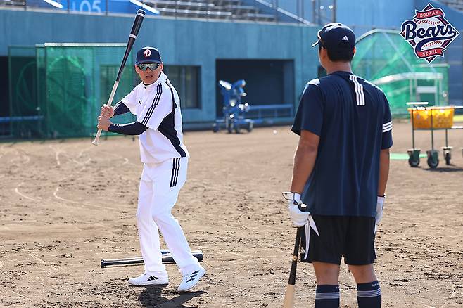 김원형(왼쪽) 두산 베어스 신임 감독이 일본 미야자키 캠프에서 선수들을 지도하고 있다. /사진=두산 베어스 제공