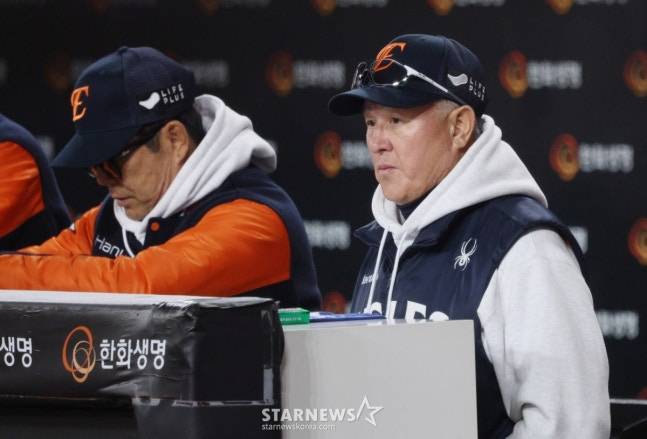 김경문 한화 감독(오른쪽)이 31일 한국시리즈 5차전에서 경기를 지켜보고 있다. /사진=김진경 대기자