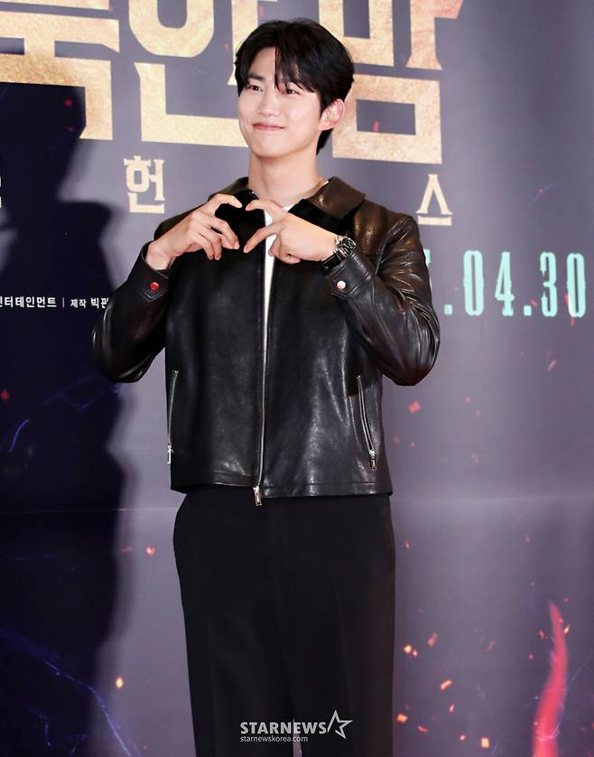 배우 옥택연이 21일 서울 송파구 롯데시네마 월드타워에서 진행된 영화 '거룩한 밤: 데몬 헌터스(감독 임대희)' VIP 시사회에 참석해 포즈를 취하고 있다. /2025.04.21 /사진=김휘선 hwijpg@