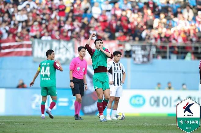 유강현이 1일 대전월드컵경기장에서 열린 대전 하나시티즌 대 FC서울의 '하나은행 K리그1 2025' 파이널A 35라운드 홈 경기에서 득점 후 기뻐하고 있다./사진=한국프로축구연맹 제공