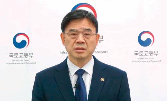 이상경 전 국토교통부 1차관은 10월 23일 유튜브 국토교통부 채널 라이브 방송을 통해 “부동산 정책을 담당하는 국토부 고위 공직자로서 국민 여러분 마음에 상처를 드린 점 진심으로 사과드린다”고 말했다. 유튜브 채널 국토교통부 캡처